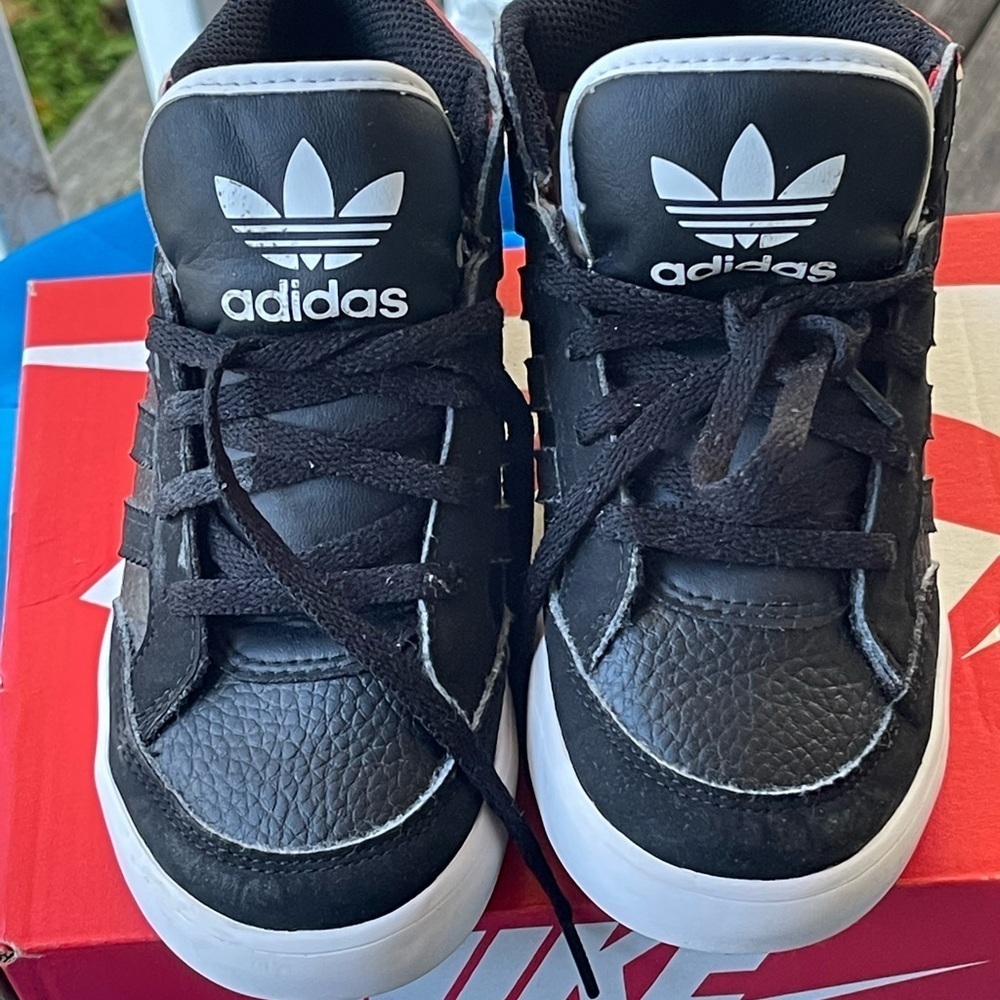 Adidas original kids hardcourt black red white basketball shoes